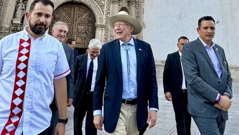 Ken Salazar niega responsabilidad de EU en violencia de Sinaloa