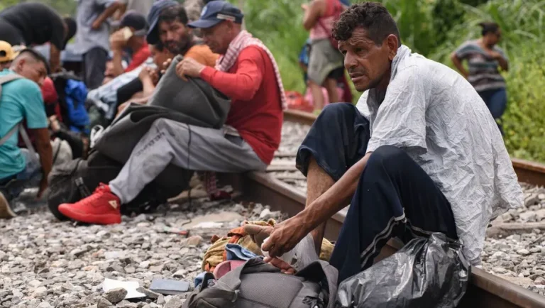 Migrantes de la ‘Caravana de Jesucristo’ avanzan por las montañas de Veracruz; podrían ir a Puebla