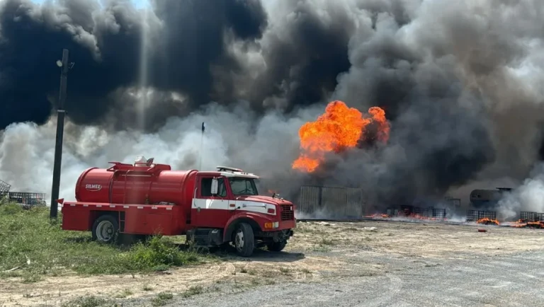 Reportan incendio de predio con contenedores de combustible en Salinas Victoria