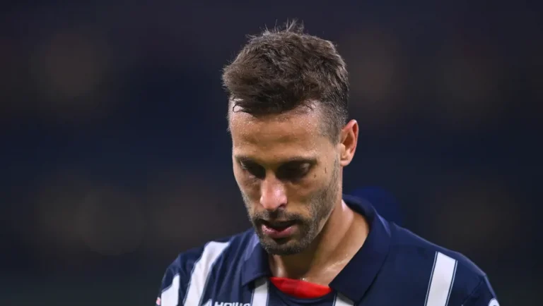 Sergio Canales no entrena con Rayados debido a una infección, revelan