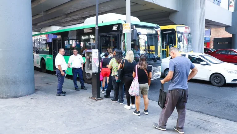 Rutas aparecen con aumento de 15 pesos en Monterrey, denuncian usuarios