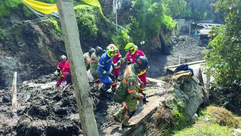 Rescatan 3 cuerpos más de personas desaparecidas tras deslave en Jiltozingo