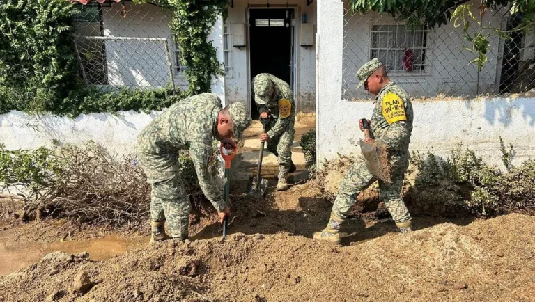 Sacan toneladas de arena y escombro de la Alejo Peralta en Acapulco