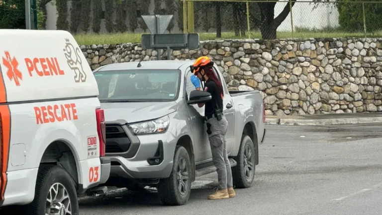 Encuentran a hombre sin vida en camioneta al sur de Monterrey