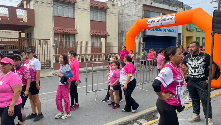 Realizan carrera para concientización de la lucha contra el Cáncer de Mama