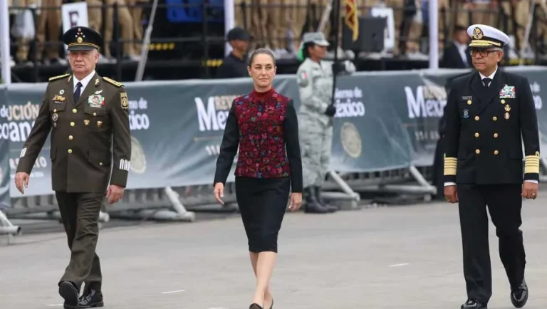 Sheinbaum enarbola discurso de defensa de mexicanos en EU