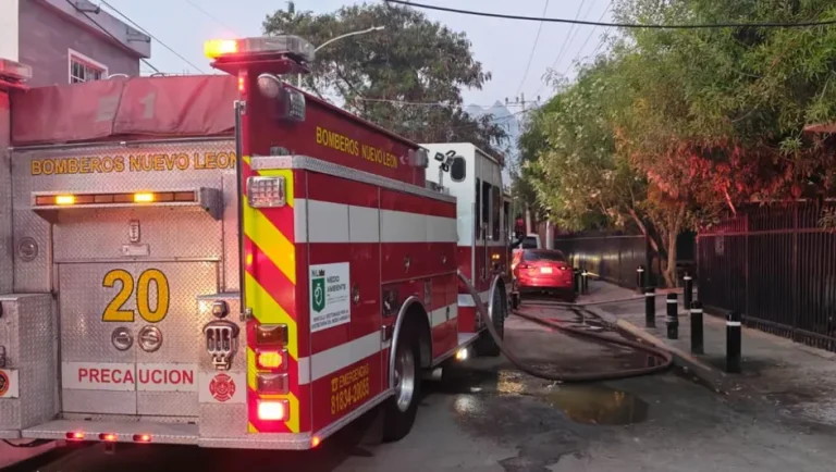 Desalojan a 8 trabajadores tras incendio en una empresa en Monterrey