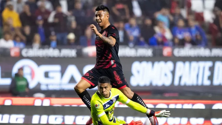 Xolos sorprende y derrota 3-0 a Cruz Azul en ida de cuartos de final del Apertura 2024