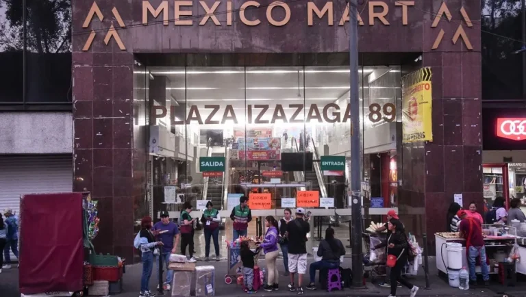 Cierra Plaza Izazaga 89 tras operativo anti contrabando en CdMx