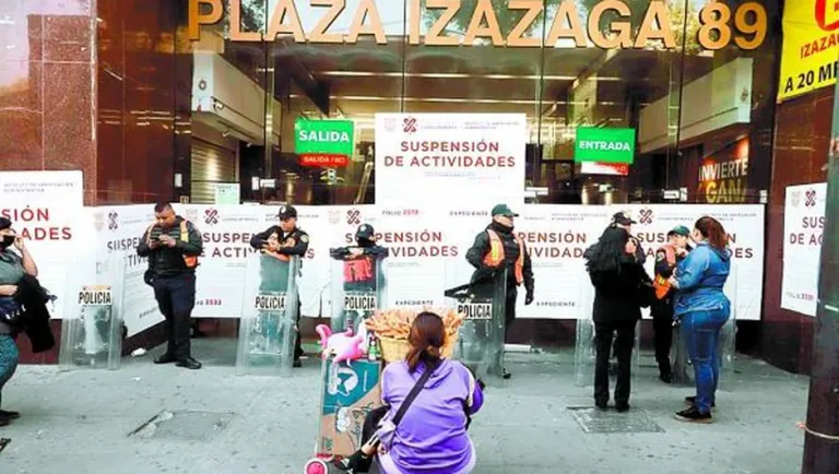 Ofrecen finiquitar con mercancía a empleados de la plaza Izazaga