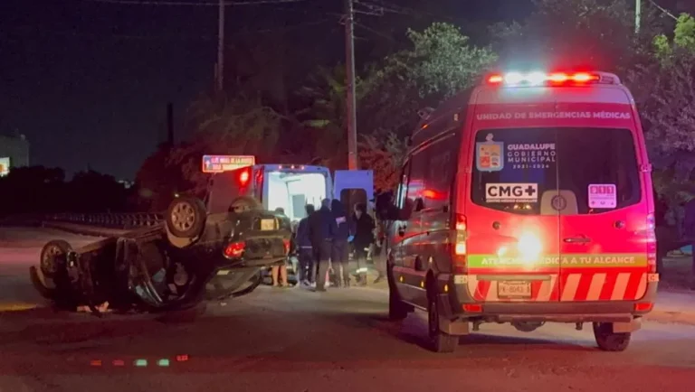 Jóvenes chocan y vuelcan en Guadalupe, NL