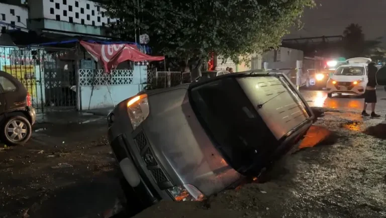 Camioneta cae en zanja de obra inconclusa de AyD de Monterrey