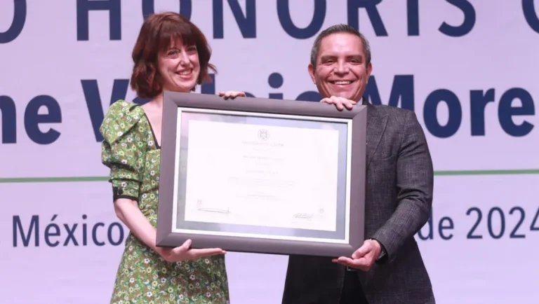 Irene Vallejo recibe Doctorado Honoris Causa por parte de la UdeC