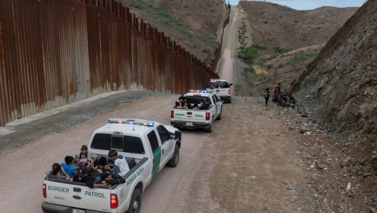 Anuncia Greg Abbott construcción de muro fronterizo en Texas