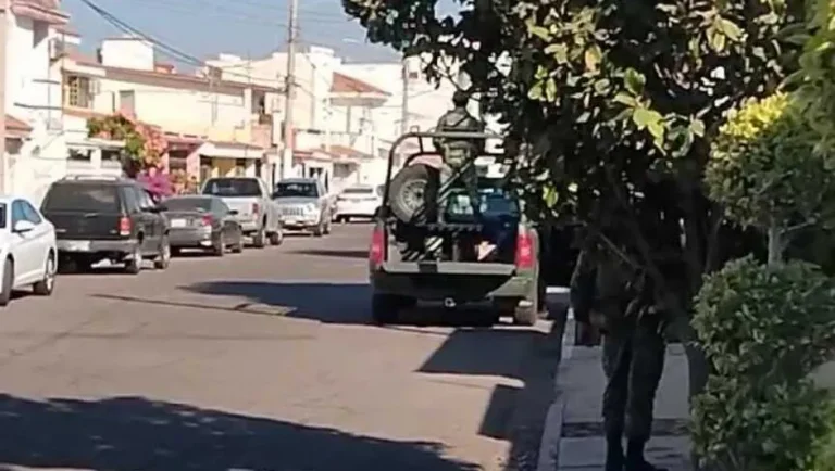 Detienen a 4 personas y aseguran arsenal durante operativo en Culiacán