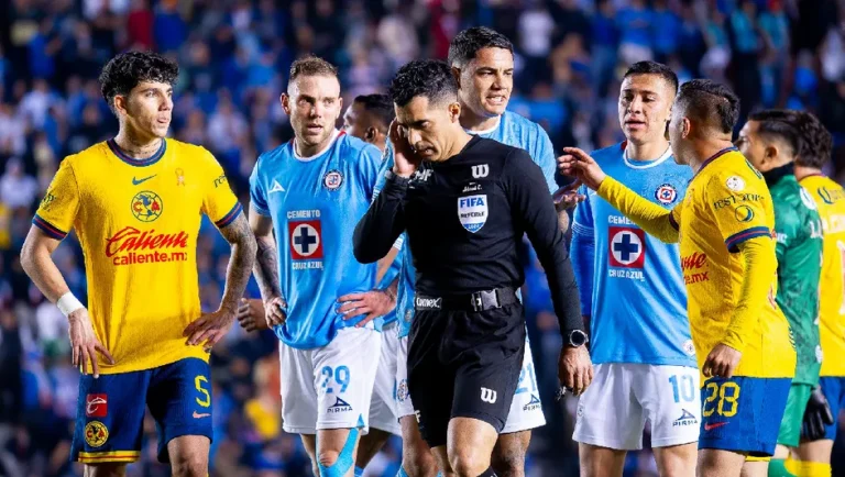 Revelan audios del VAR sobre el polémico penal para el América vs Cruz Azul