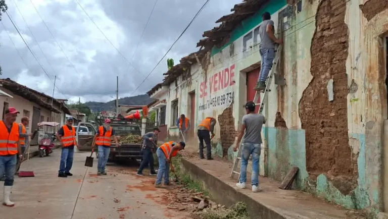 Suspenden clases por sismo en Coalcomán, Michoacán