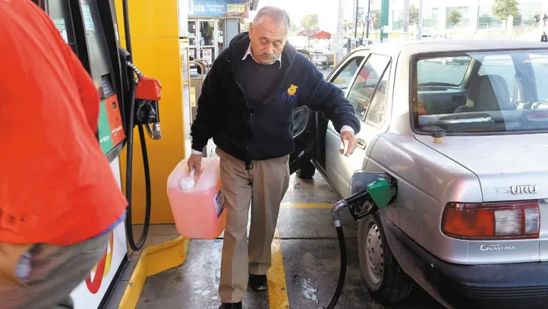 Prevén incremento moderado en precio de la gasolina y diésel en México en 2025