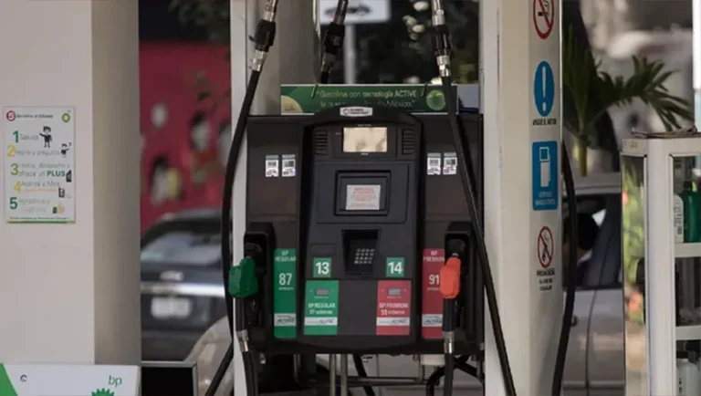 Gobierno fija tope de 24 pesos por litro de gasolina