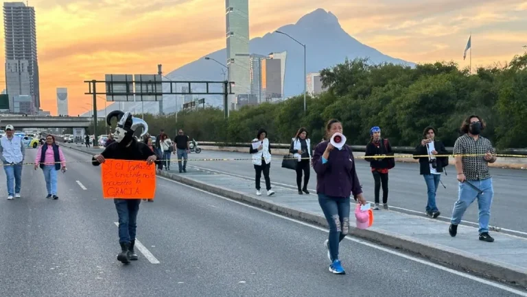 Bloquean avenidas contra el incremento al transporte público en Monterrey