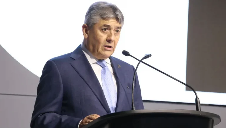 Femsa inicia proceso de sucesión en su dirección general