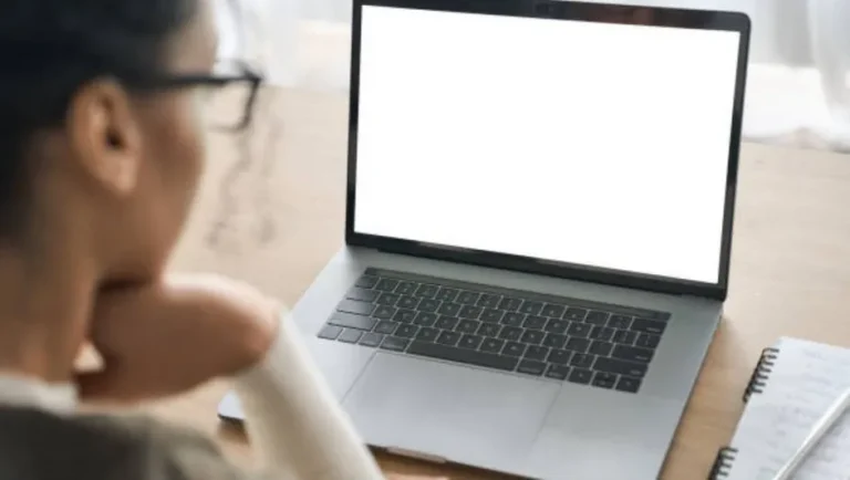 Fatiga visual por el uso de pantallas: Cómo aliviar los malestares y proteger los ojos