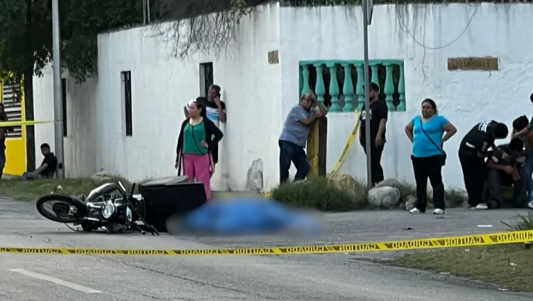 Fallece motociclista tras chocar con vehículo en Escobedo, NL