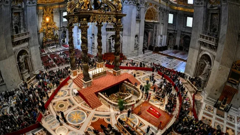 Vaticano revela la tumba del Papa Francisco