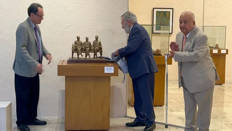 UANL rinde homenaje al escultor Cuauhtémoc Zamudio