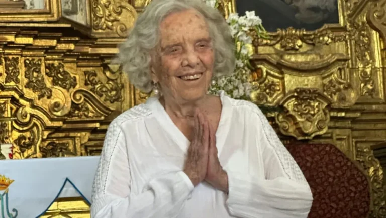Elena Poniatowska celebra sus 93 años en la capilla de San Sebastián Mártir