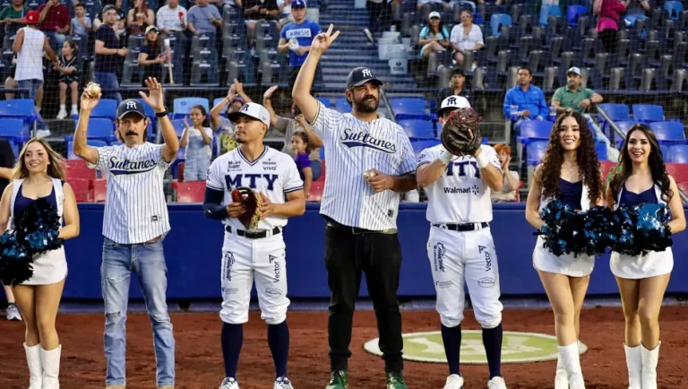 Los Claxons lanzan primera bola en el juego de Sultanes y anuncian nuevo álbum