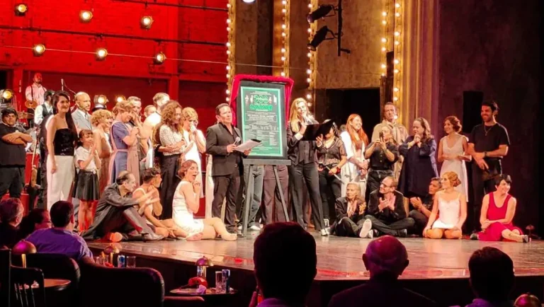 Cabaret devela placa por sus 300 representaciones