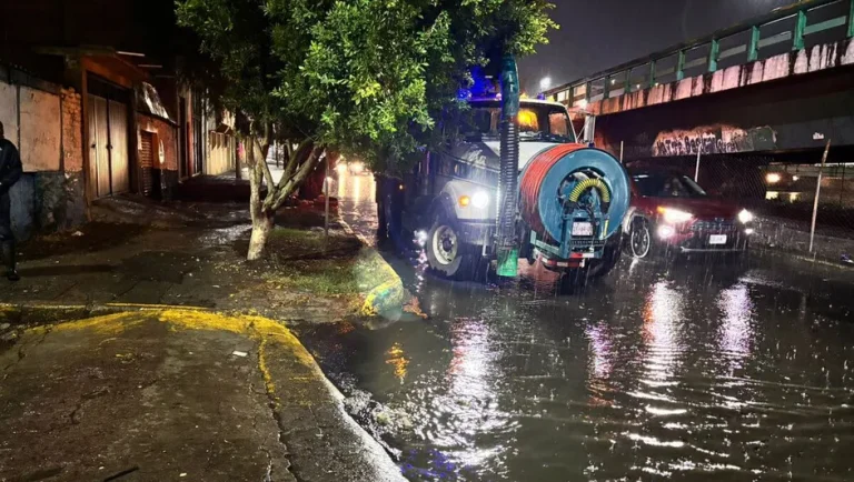 Lluvia intensa en Ecatepec provoca caos en vialidades