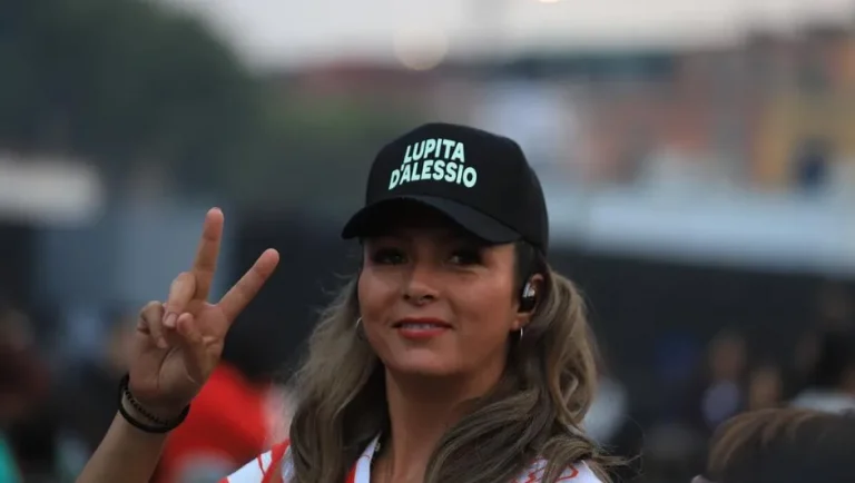 Lupita D’Alessio se presenta en el Zócalo por Día de las Madres