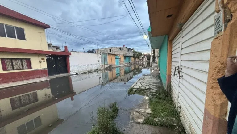 Vecinos en Chalco reportan inundaciones en calles y viviendas tras 24 horas de lluvia