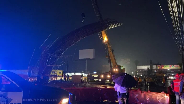 Cae columna de la nueva línea 6 del Metro sobre obras del municipio de Apodaca