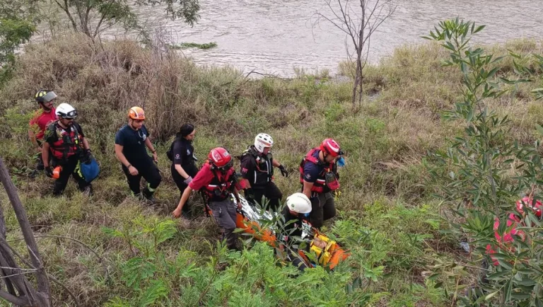Rescatan a seis personas del río Santa Catarina tras lluvias en Monterrey