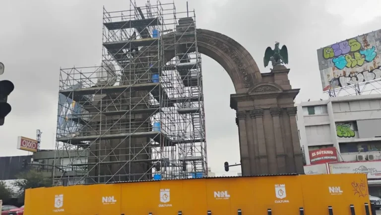 Continúan trabajos para restaurar Arco de la Independencia en el Centro de Monterrey