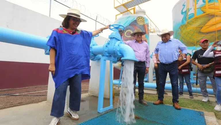 Azucena Cisneros pone en marcha el pozo “Cruz Roja” en Ecatepec