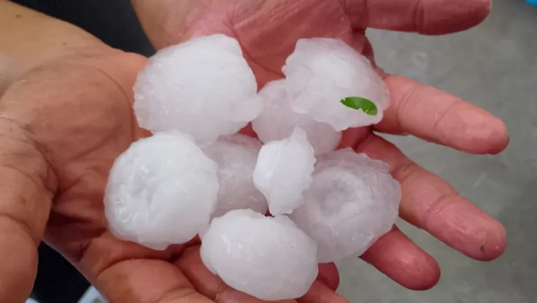 Granizo de gran tamaño cae en Ciénega de Flores, Nuevo León; deja daños en vehículos