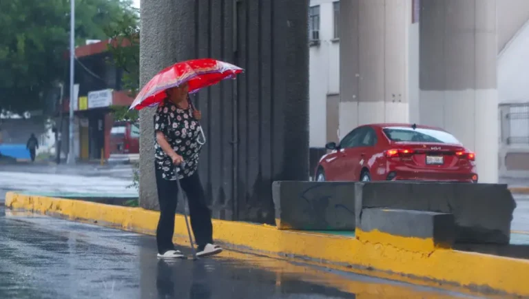 Prevén lluvia ocasional y clima agradable este domingo en Monterrey