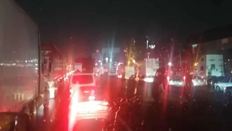 Lluvias y granizada causan caos en vialidades de Edomex