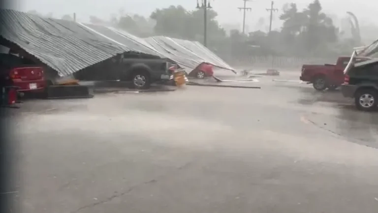 Sabinas Hidalgo: Colapsa techo de tienda comercial por viento y fuertes lluvias