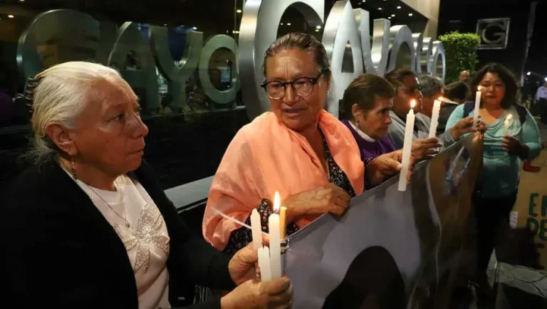 Velan y exigen justicia por funcionarios de gobierno de la Ciudad de México