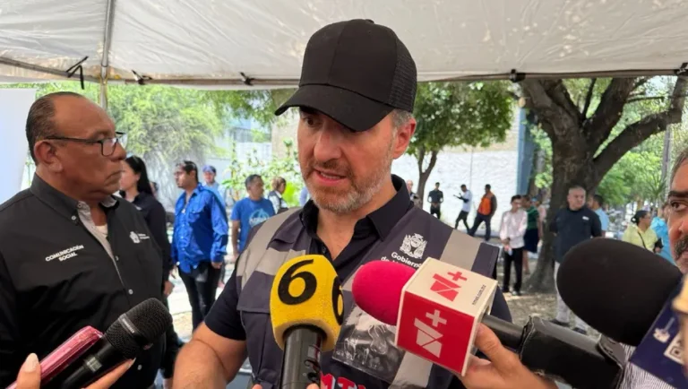 Alcalde de Monterrey entrega 120 árboles en la colonia Bernardo Reyes