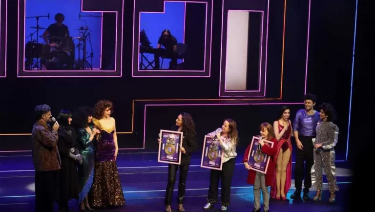 Pandora celebra 40 años de carrera junto al elenco de ‘Mentiras, el musical’