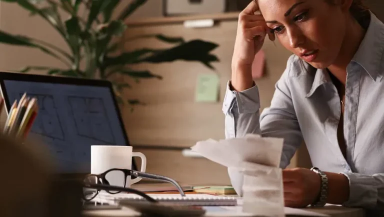 Burnout en América Latina: La mitad de los trabajadores afectados y la productividad en declive