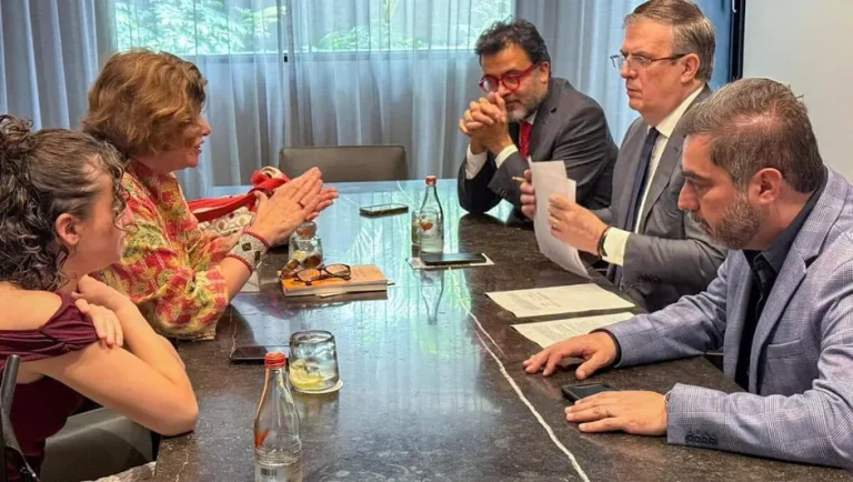Ebrard firma carta de intención con el IIPP para recibir asesoría en política pública desde Londres
