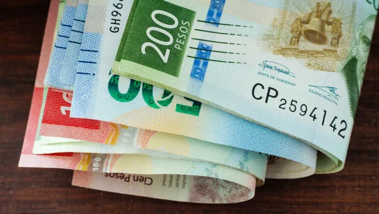 Banamex: Debilitamiento del dólar ante aranceles de EU beneficiará al peso mexicano