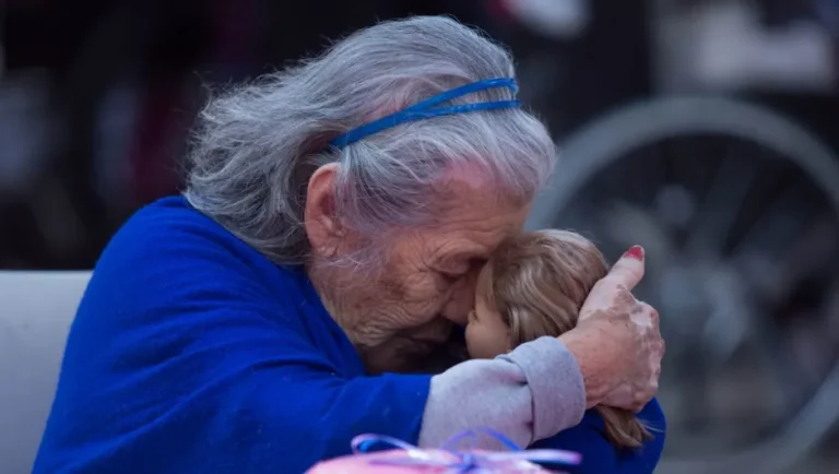 Escuchar las anécdotas de los abuelos beneficia su memoria y salud emocional